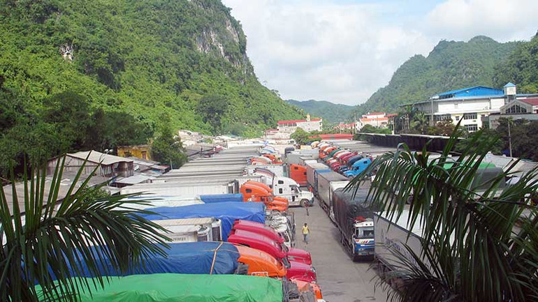 Xe chở nông sản chờ làm thủ tục thông quan qua Cửa khẩu Tân Thanh, Văn Lãng (Lạng Sơn). Xe chở nông sản chờ làm thủ tục thông quan qua Cửa khẩu Tân Thanh, Văn Lãng (Lạng Sơn).