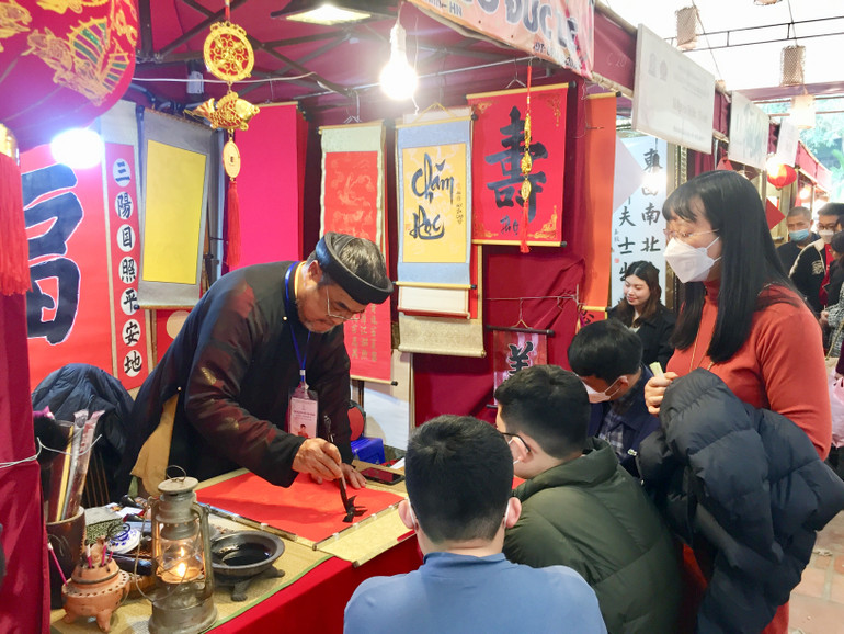 Du khách xếp hàng để xin chữ tại Di tích Văn Miếu-Quốc Tử Giám (Hà Nội). (Ảnh CHÍ DŨNG)