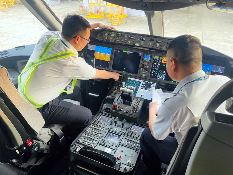 Các kỹ sư Công ty TNHH một thành viên Kỹ thuật máy bay (VAECO) kiểm tra thông số kỹ thuật máy bay.