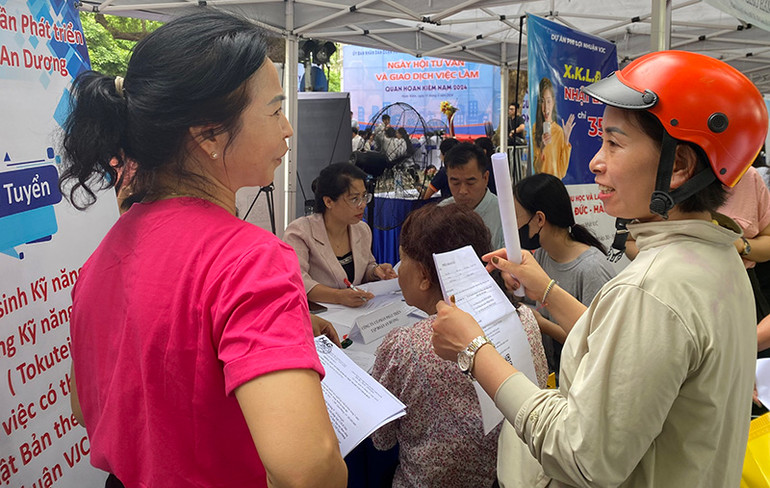 Tìm hiểu thông tin về lao động-việc làm tại Ngày hội. (Ảnh: THU DUYÊN)