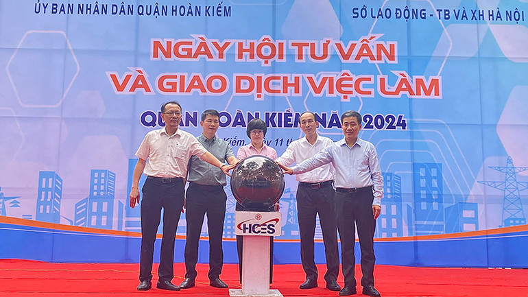 Ngày hội tư vấn và giao dịch việc làm quận Hoàn Kiếm năm 2024 tại Hà Nội, tháng 5/2024. (Ảnh: THU DUYÊN) Ngày hội tư vấn và giao dịch việc làm quận Hoàn Kiếm năm 2024 tại Hà Nội, tháng 5/2024. (Ảnh: THU DUYÊN)