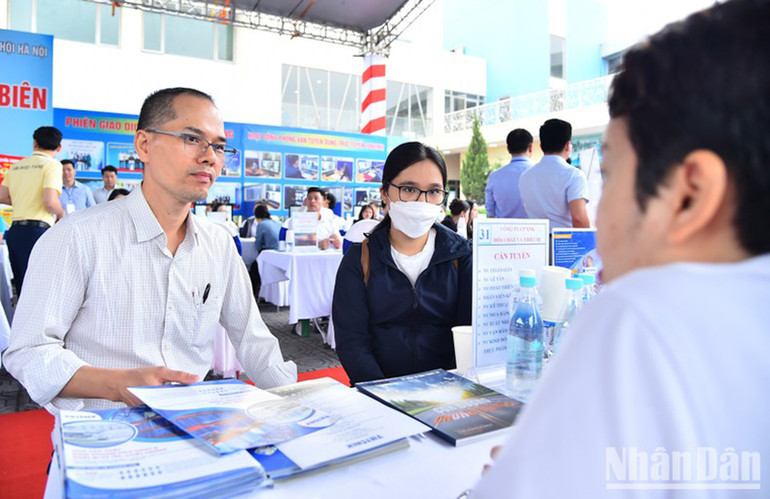 Tìm hiểu thông tin việc làm tại phiên giao dịch việc làm quận Long Biên, tháng 5/2023. (Ảnh: Thủy Nguyên)