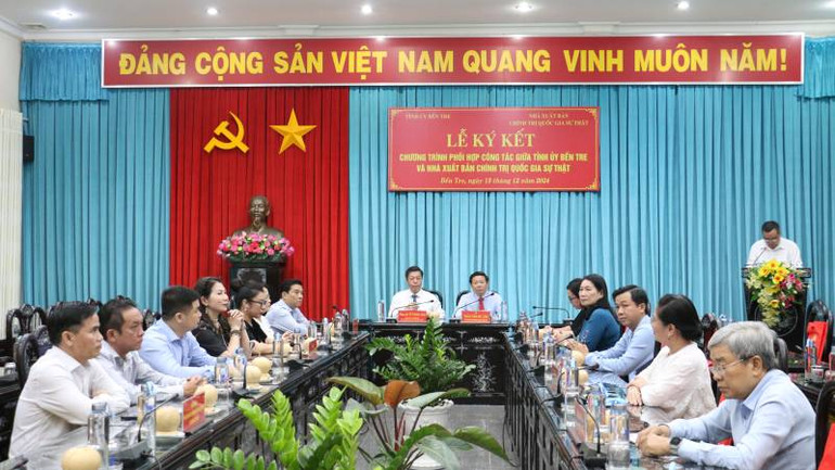 Đại biểu tham dự buổi lễ ký kết chương trình phối hợp công tác. (Ảnh: HOÀNG TRUNG) Đại biểu tham dự buổi lễ ký kết chương trình phối hợp công tác. (Ảnh: HOÀNG TRUNG)