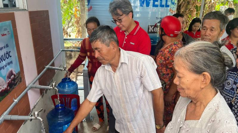 Người dân vui mừng đến nhận nước ngọt miễn phí. Người dân vui mừng đến nhận nước ngọt miễn phí.