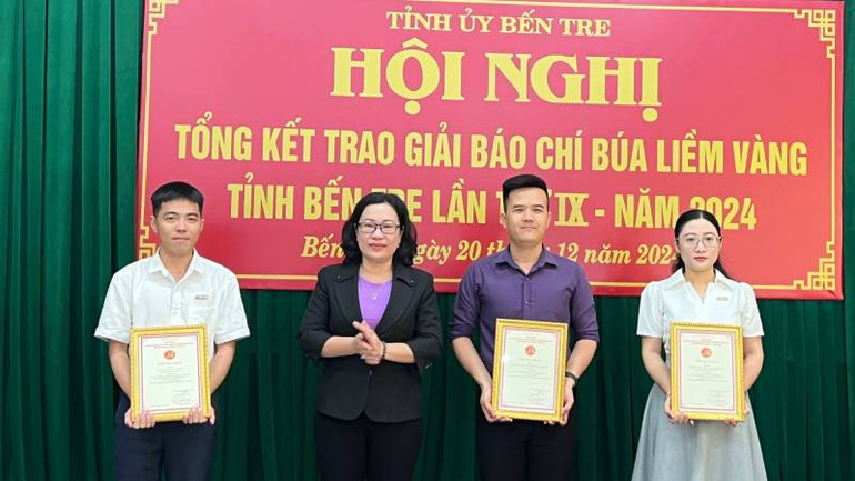 Trưởng Ban Tuyên giáo Tỉnh ủy Bến Tre Nguyễn Trúc Hạnh trao giải Ba cho các tác giả. (Ảnh: HOÀNG TRUNG) Trưởng Ban Tuyên giáo Tỉnh ủy Bến Tre Nguyễn Trúc Hạnh trao giải Ba cho các tác giả. (Ảnh: HOÀNG TRUNG)