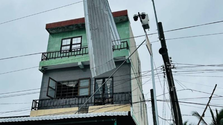 Căn nhà bị lốc xoáy làm tốc mái tại huyện Chợ Lách. (Ảnh: HOÀNG TRUNG)