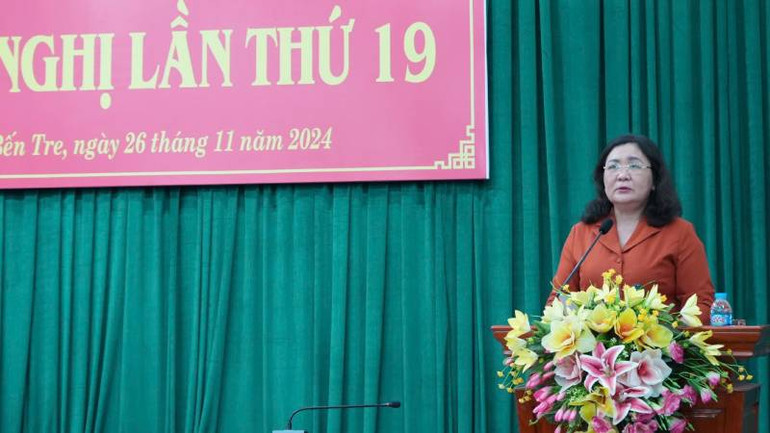 Đồng chí Hồ Thị Hoàng Yến, Quyền Bí thư Tỉnh ủy - Chủ tịch Hội đồng nhân dân tỉnh Bến Tre phát biểu tại Hội nghị. (Ảnh: HOÀNG TRUNG)