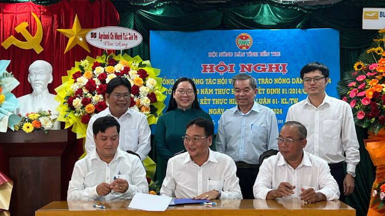 Hội Nông dân các huyện, thành phố trong tỉnh Bến Tre ký kết giao ước thi đua. (Ảnh: HOÀNG TRUNG)