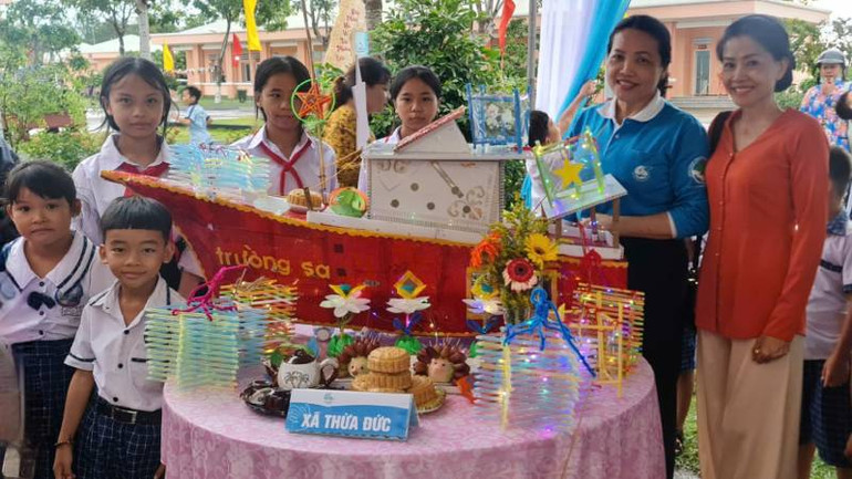 Sản phẩm lồng đèn và bánh trung thu được trưng bày tại Chương trình. (Ảnh: MINH NGỌC) Sản phẩm lồng đèn và bánh trung thu được trưng bày tại Chương trình. (Ảnh: MINH NGỌC)