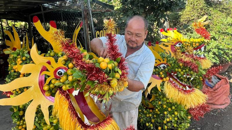 Nghệ nhân Nguyễn Văn Dị (xã Hưng Khánh Trung B, huyện Chợ Lách, tỉnh Bến Tre) hoàn tất sản phẩm quất hình rồng bán cho khách hàng.