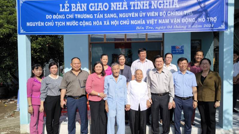 Lãnh đạo tỉnh cùng nhà tài trợ bàn giao nhà tình nghĩa cho gia đình bà Nguyễn Thị Nhan, ngụ xã Phú Hưng (thành phố Bến Tre). (Ảnh: HOÀNG TRUNG)