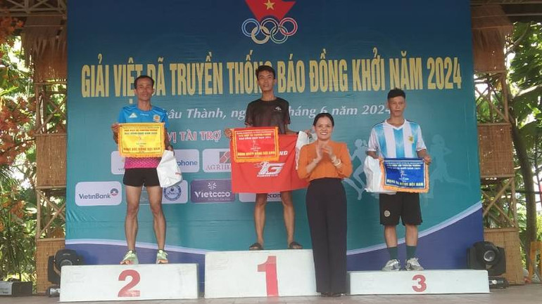 Ban tổ chức trao giải cho các vận động viên ở cự ly 5km. Ban tổ chức trao giải cho các vận động viên ở cự ly 5km.