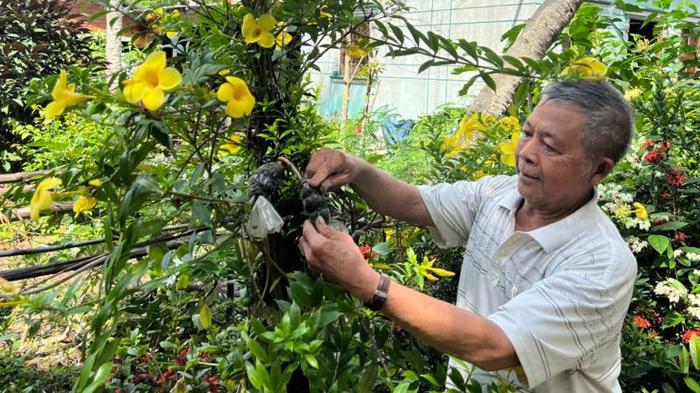 Đảng viên Nguyễn Tiến Công, ngụ xã Minh Đức (huyện Mỏ Cày Nam) luôn gương mẫu, đi đầu trong xây dựng nông thôn mới. (Ảnh: HOÀNG TRUNG) Đảng viên Nguyễn Tiến Công, ngụ xã Minh Đức (huyện Mỏ Cày Nam) luôn gương mẫu, đi đầu trong xây dựng nông thôn mới. (Ảnh: HOÀNG TRUNG)