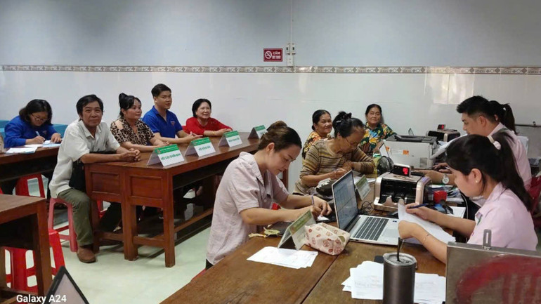 Ngân hàng Chính sách xã hội phục vụ người dân tại điểm giao dịch xã Bình Thắng, huyện Bình Đại, tỉnh Bến Tre. (Ảnh: HOÀNG TRUNG)