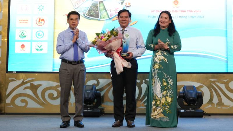 Lãnh đạo Thành phố Hồ Chí Minh và tỉnh Bến Tre trao biểu trưng, hoa cho đại diện tỉnh Trà Vinh đăng cai Diễn đàn lần thứ 4.