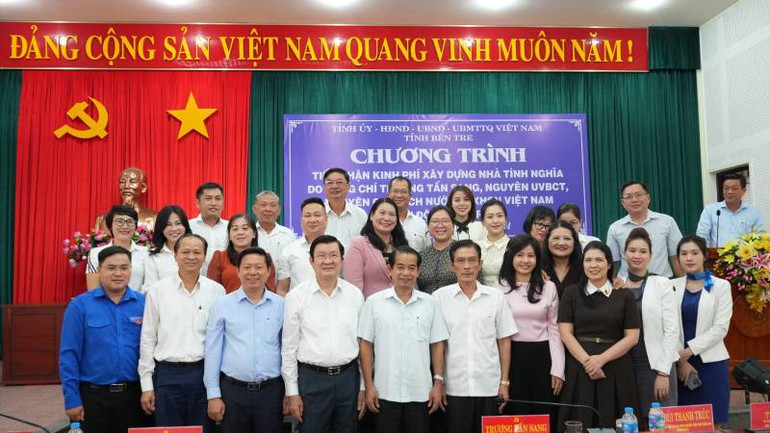 Nguyên Chủ tịch nước Trương Tấn Sang cũng lãnh đạo chính quyền địa phương, đơn vị tài trợ chụp ảnh lưu niệm tại chương trình tiếp nhận kinh phí xây dựng nhà tình nghĩa.