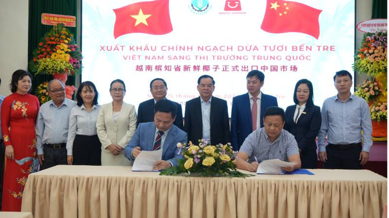 Ký kết hợp đồng mua bán dừa giữa doanh nghiệp Trung Quốc và Việt Nam. (Ảnh: HOÀNG TRUNG)