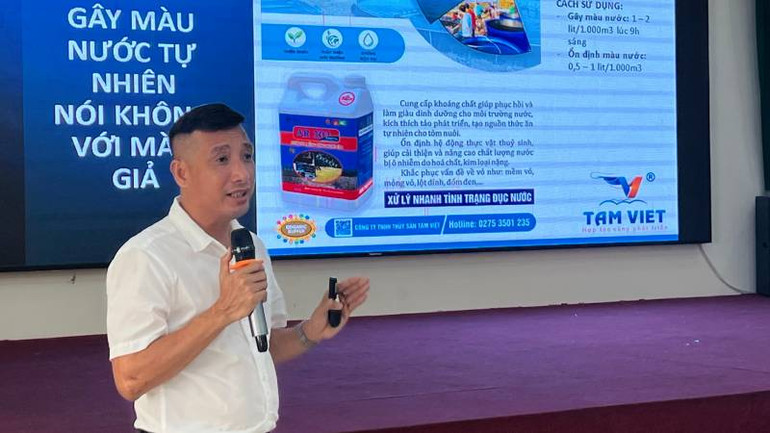 Đại biểu chia sẻ về giải pháp nuôi tôm bằng công nghệ tảo. (Ảnh: HOÀNG TRUNG)