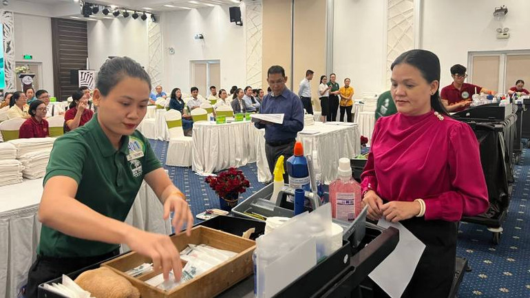 Thí sinh tham gia phần thi vệ sinh và sắp xếp xe đẩy dụng cụ. (Ảnh: HOÀNG TRUNG)