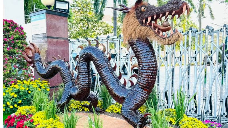 Linh vật rồng được đặt trên bệ hình bản đồ tỉnh Bến Tre và được trang trí hoa, cây lúa xung quanh.