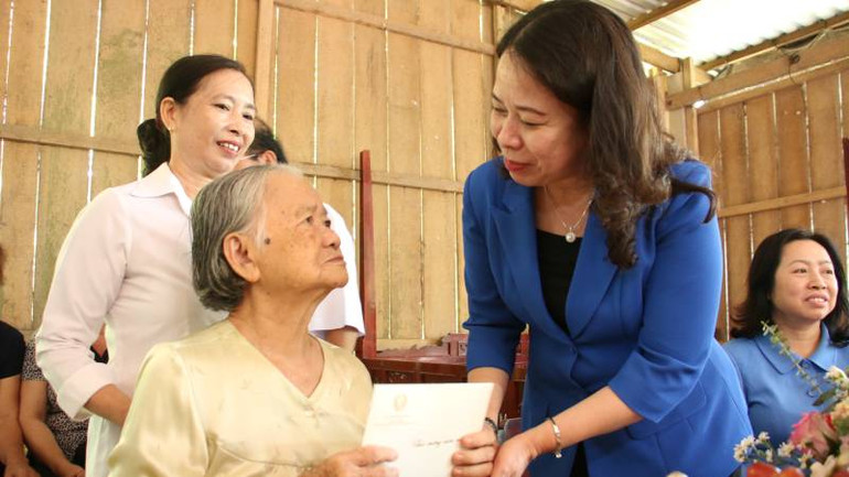 Phó Chủ tịch nước Võ Thị Ánh Xuân thăm và tặng quà Mẹ Việt Nam Anh hùng Đỗ Thị Phiếm.