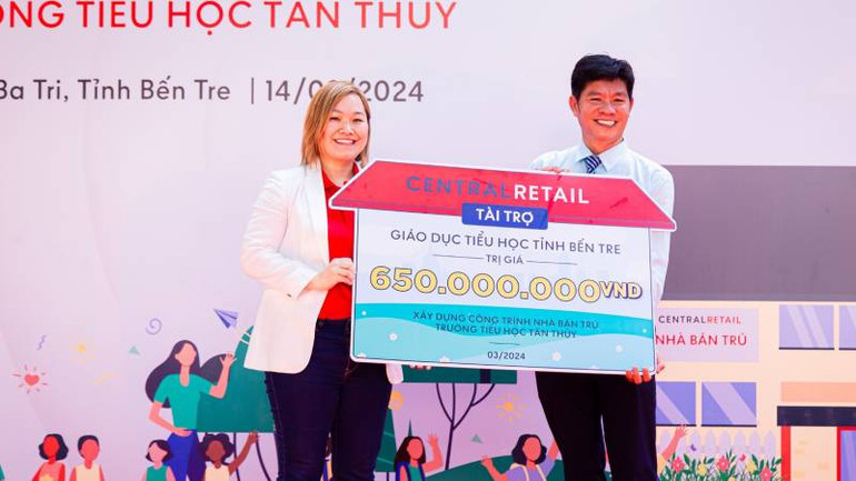 Đại diện nhà tài trợ bàn giao công trình nhà bán trú cho Trường Tiểu học Tân Thủy.