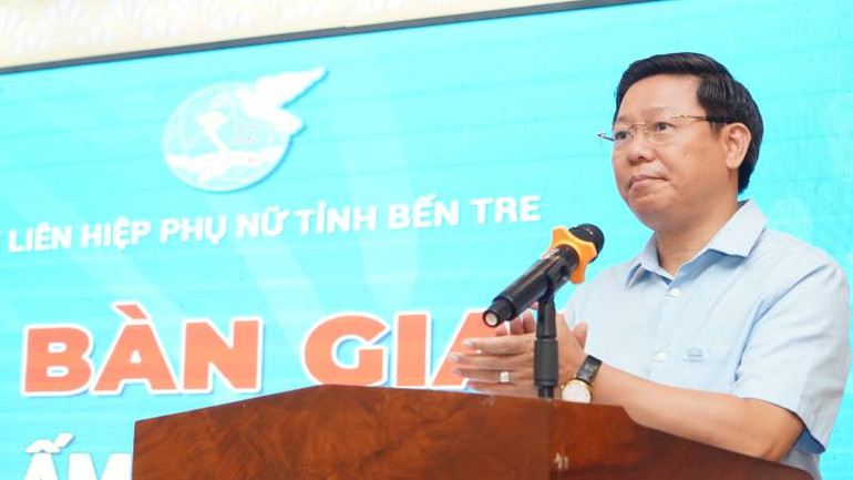 Đồng chí Trần Thanh Lâm, Phó Bí thư Thường trực Tỉnh ủy Bến Tre phát biểu tại buổi lễ bàn giao nhà mái ấm tình thương. (Ảnh: THẾ ANH)