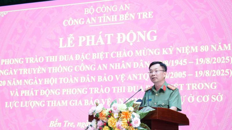 Đại tá Trương Sơn Lâm, Giám đốc Công an tỉnh Bến Tre phát biểu tại buổi lễ phát động thi đua. (Ảnh: HOÀNG TRUNG)