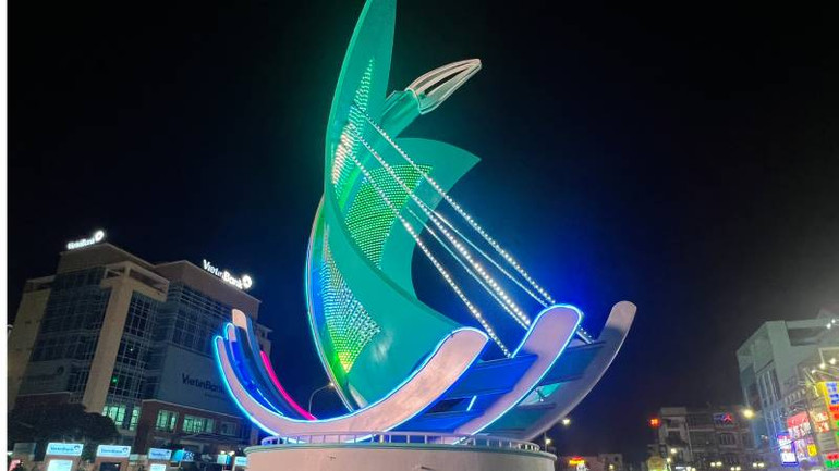 Hệ thống đèn chiếu sáng tạo điểm nhấn cho công trình vào ban đêm. (Ảnh: HOÀNG TRUNG)