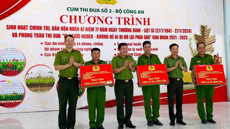 Đoàn công tác trao tặng máy tính cho 3 đơn vị Công an xã trên địa bàn huyện Giồng Trôm, tỉnh Bến Tre. (Ảnh: HOÀNG TRUNG)