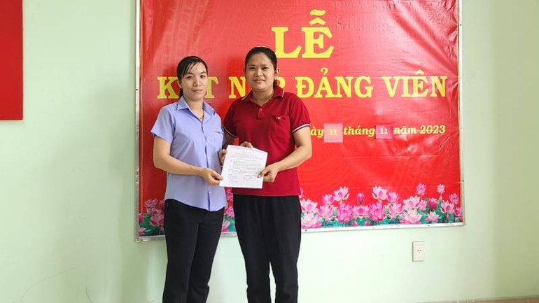 Kết nạp đảng viên mới tại chi bộ Công ty Trách nhiệm hữu hạn Một thành viên Pungkook Bến Tre. (Ảnh: HOÀNG TRUNG)