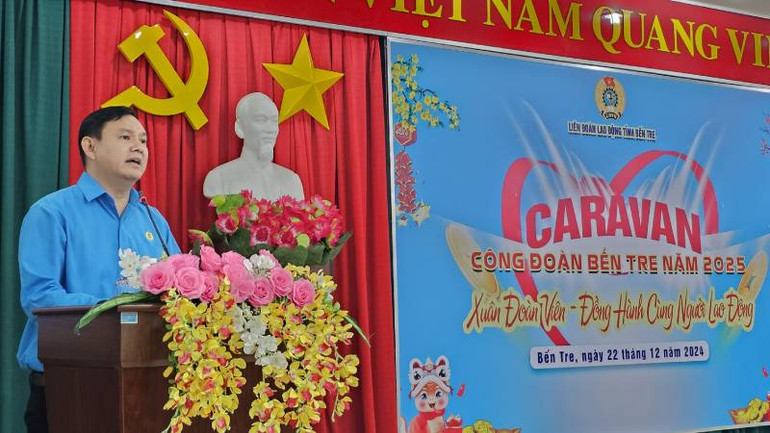 Chủ tịch Liên đoàn Lao động tỉnh Bến Tre Nguyễn Phúc Linh phát biểu tại chương trình. (Ảnh: HOÀNG TRUNG)