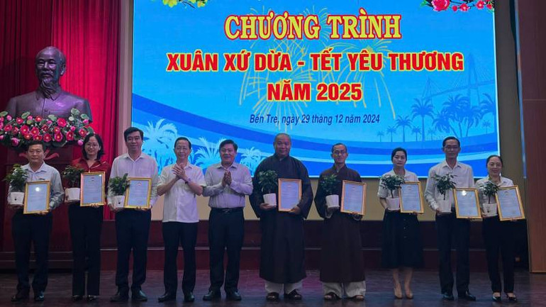 Lãnh đạo tỉnh Bến Tre trao thư cám ơn cho các tập thể, cá nhân ủng hộ tại Chương trình "Xuân xứ Dừa-Tết yêu thương". (Ảnh: HOÀNG TRUNG)