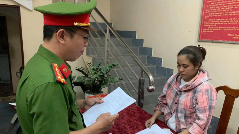 Đối tượng Đinh Thúy Diễm tại Cơ quan công an. (Ảnh: Cơ quan công an cung cấp)