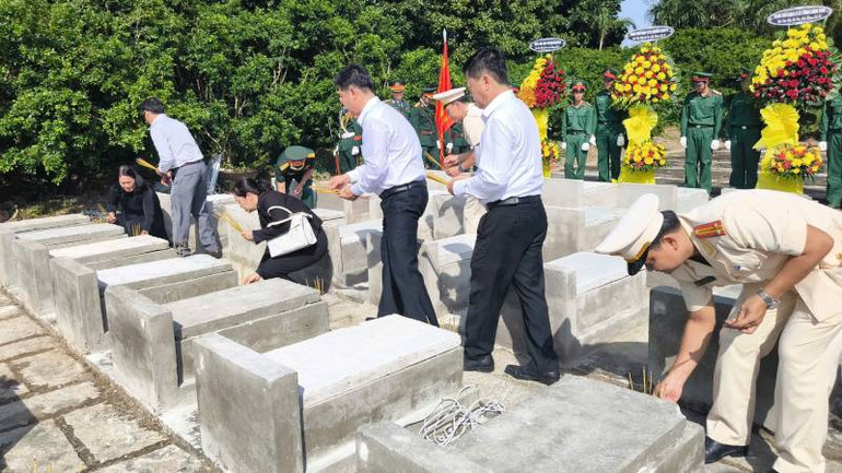 Lãnh đạo tỉnh Bến Tre thắp nhang tại nghĩa trang liệt sĩ huyện Châu Thành. (Ảnh: HOÀNG TRUNG)