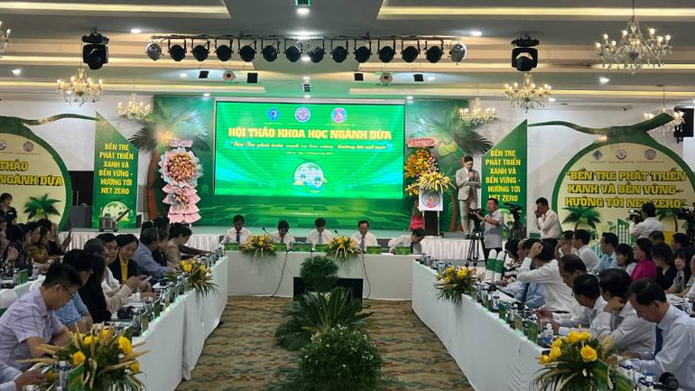 Đại biểu tham dự Hội thảo ngành dừa tại Bến Tre. (Ảnh: HOÀNG TRUNG) Đại biểu tham dự Hội thảo ngành dừa tại Bến Tre. (Ảnh: HOÀNG TRUNG)