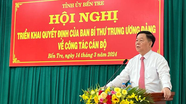 Đồng chí Nguyễn Trọng Nghĩa phát biểu giao nhiệm vụ cho đồng chí Trần Thanh Lâm.