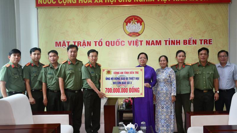 Lãnh đạo Công an tỉnh Bến Tre trao ủng hộ 700 triệu đồng cho Ủy ban Mặt trận Tổ quốc Việt Nam tỉnh Bến Tre ủng hộ đồng bào thiệt hại do bão, lũ. (Ảnh: HOÀNG TRUNG)
