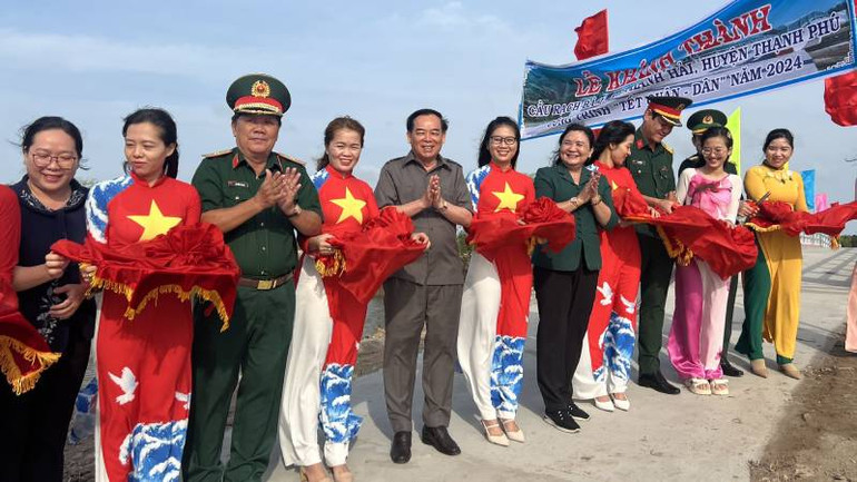 Lãnh đạo tham dự lễ cùng nhà tài trợ cắt băng khánh thành cầu Rạch Bà 1.