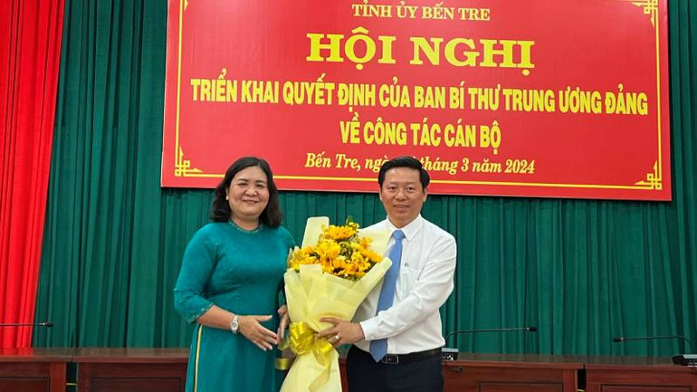 Đồng chí Hồ Thị Hoàng Yến, Quyền Bí thư Tỉnh ủy, Chủ tịch Hội đồng nhân dân tỉnh Bến Tre tặng hoa chúc mừng đồng chí Trần Thanh Lâm.