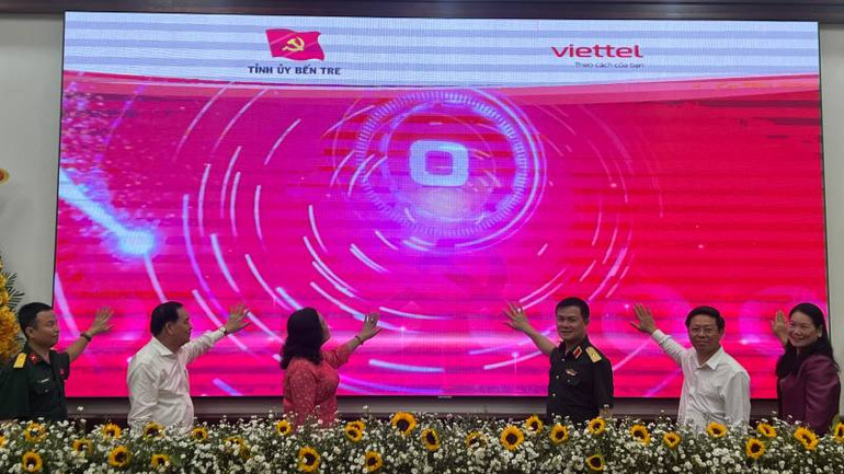 Đại biểu dự hội nghị thực hiện nghi thức ấn nút ra mắt "Sổ tay Đảng viên điện tử".