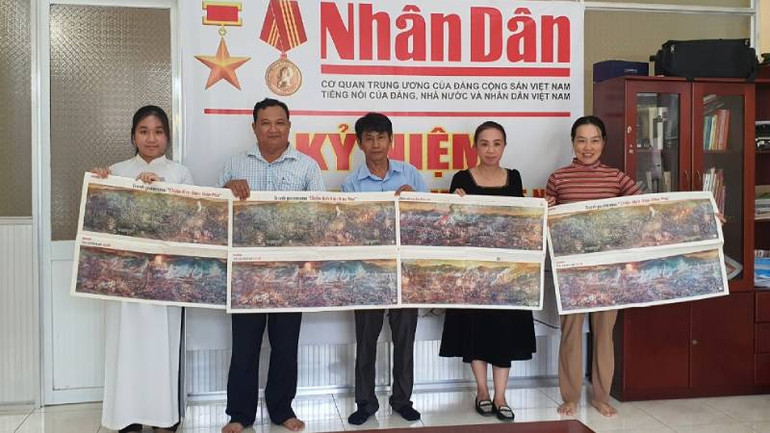 Bạn đọc đến nhận phụ san tranh panorama miễn phí.