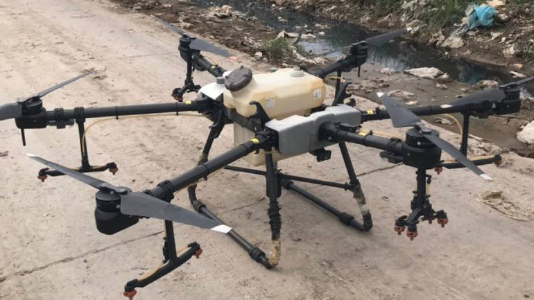 Đơn vị vận hành bãi rác thuê máy bay phun hóa chất tại bãi rác An Hiệp. (Ảnh: HOÀNG TRUNG)