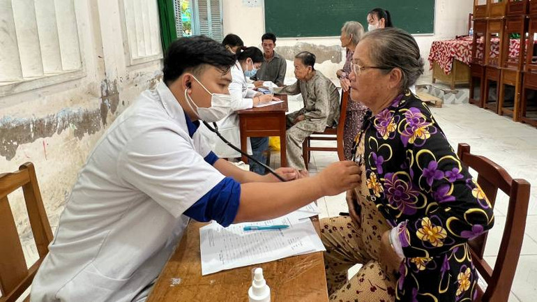 Bác sĩ khám bệnh và phát thuốc miễn phí cho người nghèo tại xã Bảo Thạnh (huyện Ba Tri, tỉnh Bến Tre). (Ảnh: HOÀNG TRUNG)
