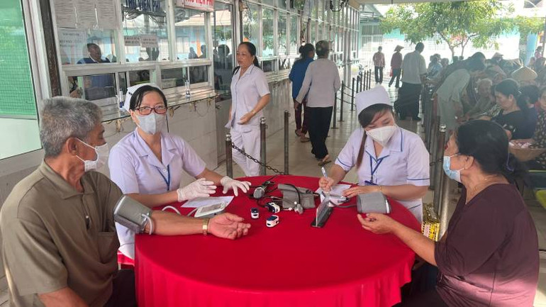 Tổ chức khám, tư vấn sức khỏe miễn phí cho gia đình chính sách, người nghèo tại huyện Giồng Trôm. (Ảnh: HOÀNG TRUNG)