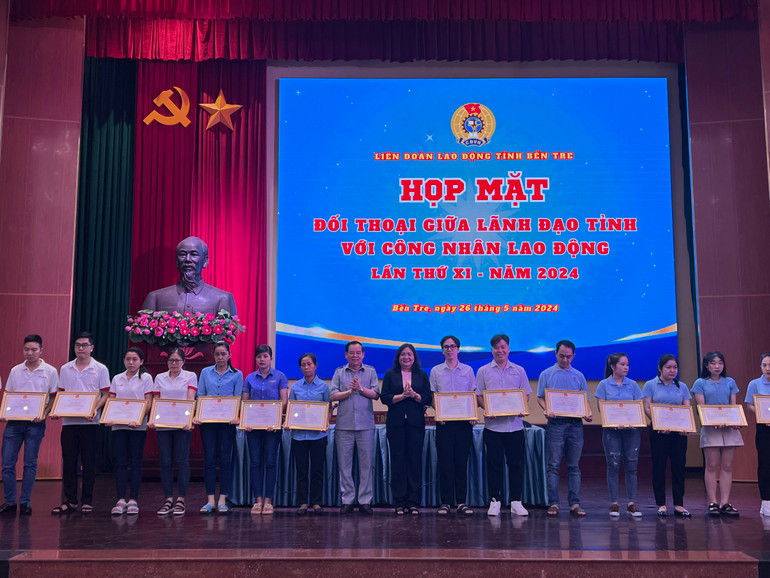 Lãnh đạo tỉnh Bến Tre trao Bằng khen cho cá nhân có thành tích xuất sắc trong lao động, sản xuất năm 2023.