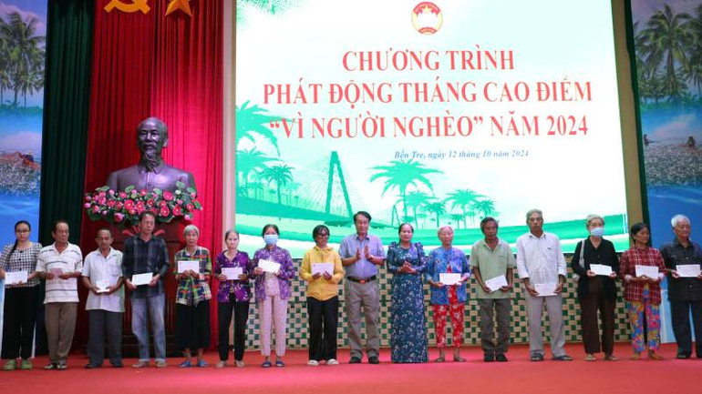 Ban tổ chức tặng quà cho người nghèo tại chương trình "Vì người nghèo" năm 2024. (Ảnh: HOÀNG TRUNG) Ban tổ chức tặng quà cho người nghèo tại chương trình "Vì người nghèo" năm 2024. (Ảnh: HOÀNG TRUNG)