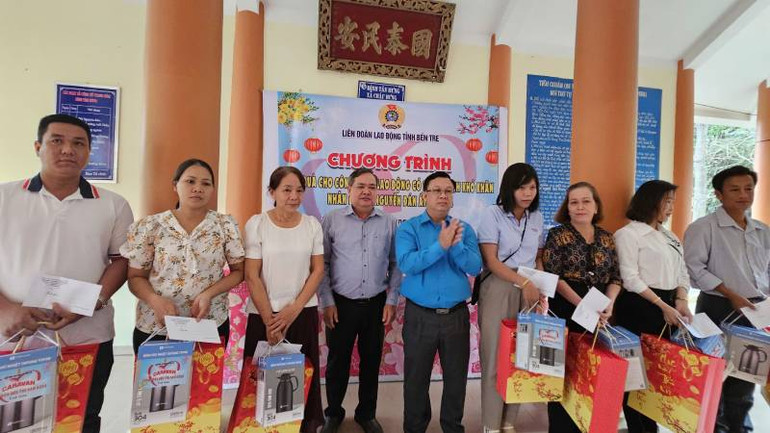 Trao quà cho người lao động có hoàn cảnh khó khăn tại huyện Bình Đại, tỉnh Bến Tre. (Ảnh: HOÀNG TRUNG)