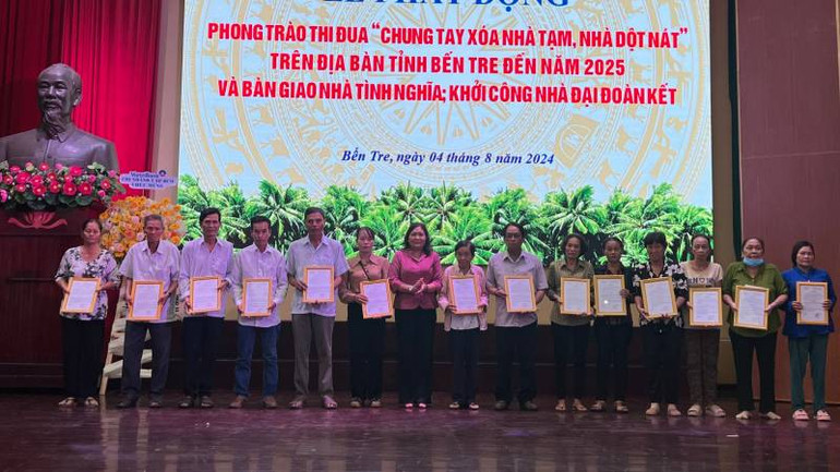 Đồng chí Hồ Thị Hoàng Yến, quyền Bí thư Tỉnh ủy Bến Tre trao quyết định bàn giao nhà tình nghĩa tại buổi lễ. (Ảnh: HOÀNG TRUNG)