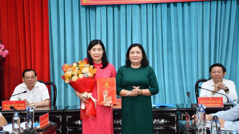 Đồng chí Hồ Thị Hoàng Yến trao quyết định của Ban Bí thư về việc chỉ định đồng chí Lê Thị Nghĩa Nhân tham gia Ban Chấp hành Đảng bộ tỉnh Bến Tre nhiệm kỳ 2020-2025. (Ảnh: HOÀNG TRUNG)